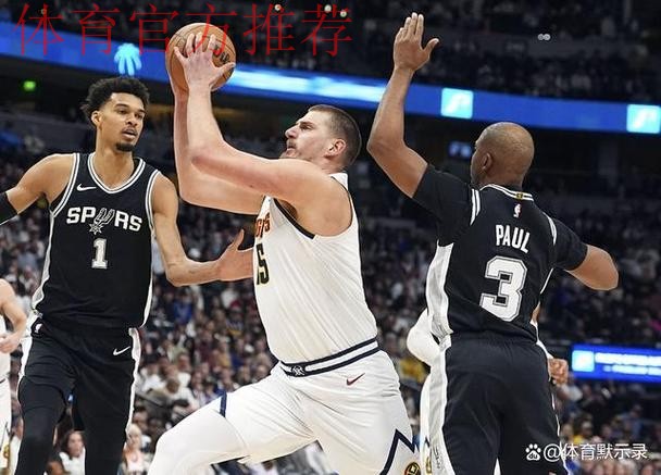 掘金众将在球员通道互相激励，随后约基奇拍着篮球走向球场