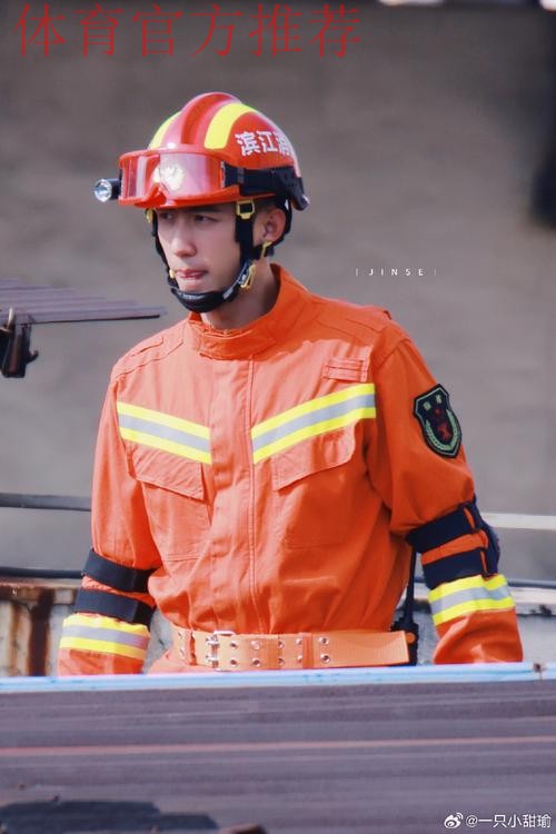 为消防车带路的少年,想当职业足球运动员 为消防车带路的少年,想当职业足球运动员